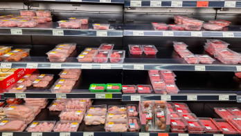 Verpakt vlees uitgestald in het koelschap van de supermarkt.