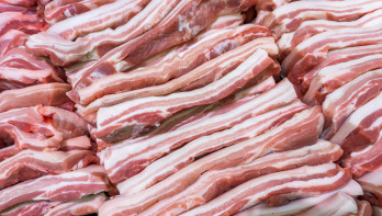 Verse stukken varkensvlees uitgestald op de toonbank van een slager