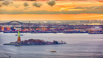 New York Harbour met het Vrijheidsbeeld en Bayonne, New Jersey op de achtergrond, VS