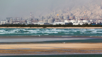 Olie-raffinaderij in Iran, industriële installatie voor de verwerking van ruwe olie