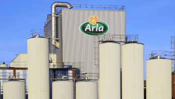 Moderne zuivelfabriek van Arla Foods in Götene, Zweden, opslagtorens en faciliteit met bedrijfslogo