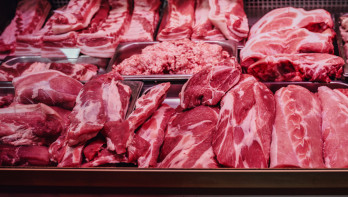 Rundvlees in de etalage van een slagerij of supermarkt