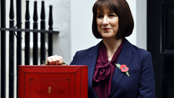 Downing Street, Londen, Verenigd Koninkrijk, 30 oktober 2024, minister van Financiën Rachel Reeves op de trap van nummer 11 op budgetdag met het rode koffertje.
