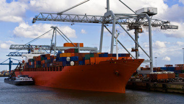 Zeecontainers gestapeld op een containerschip.