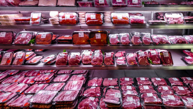 Vleesschap in de supermarkt met verschillende soorten vlees, verpakt en klaar voor verkoop