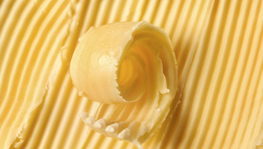 Krul boter op een geribbelde ondergrond, verse zuivel