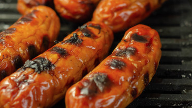 Gegrilde worsten van varkensvlees, traditionele productie en verwerking van worst