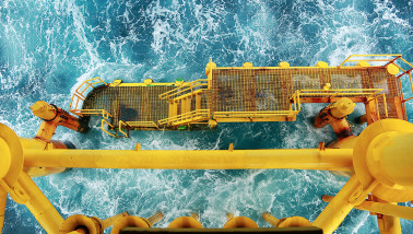 Olieplatform op zee voor winning van ruwe olie, van invloed op olieprijzen en mondiale energiemarkten