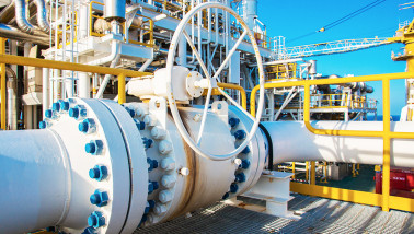 Olieplatform op zee voor winning van ruwe olie, van invloed op olieprijzen en mondiale energiemarkten