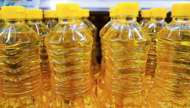 Flessen zonnebloemolie in een supermarkt