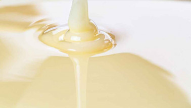 Uitschenken van gecondenseerde melk