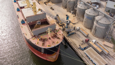 Graan dat wordt geladen in een vrachtschip voor transport over water.