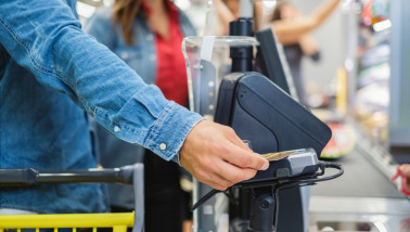 Betalen bij de kassa in de supermarkt, weerspiegeling van voedselprijzen, inflatie en koopkracht