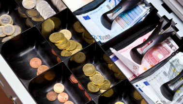 Euromunten en eurobankbiljetten in een open kassalade.