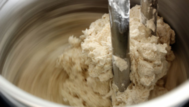 Vers deeg dat klaar ligt voor verdere verwerking in de bakkerij.