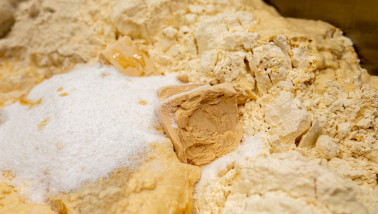 Vers deeg dat klaar ligt voor verdere verwerking in de bakkerij.