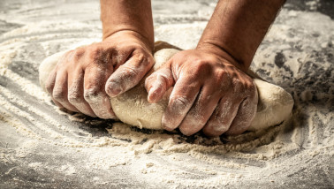 Vers deeg dat klaar ligt voor verdere verwerking in de bakkerij.