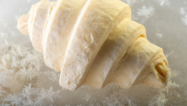 Vers croissantdeeg dat klaar ligt voor verdere verwerking in de bakkerij.