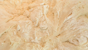 Vers deeg dat klaar ligt voor verdere verwerking in de bakkerij.