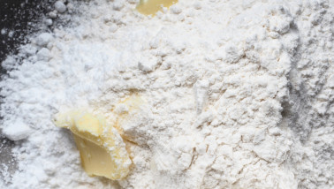 Bereiding van vers deeg voor verdere verwerking in de bakkerij.