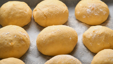 Vers deeg dat klaar ligt voor verdere verwerking in de bakkerij.