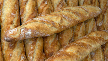 Versgebakken stokbrood, goudbruin en knapperig.