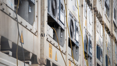 (reefers) gestapeld op een schip voor gekoeld transport.