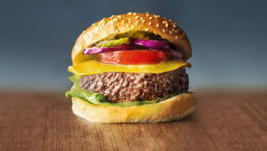 Hamburger van Mosa Meat, gemaakt van gekweekt vlees.
