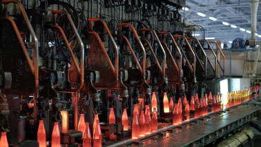 Machine voor de productie van glazen flessen in een fabriek