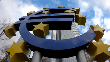 Kantoorgebouw van de Europese Centrale Bank (ECB) in de Eurotower, Frankfurt, Duitsland, met het Euro Monument ervoor