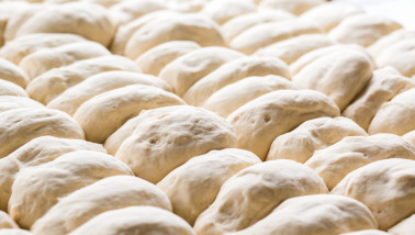 Vers deeg klaar voor verdere verwerking in de bakkerij.