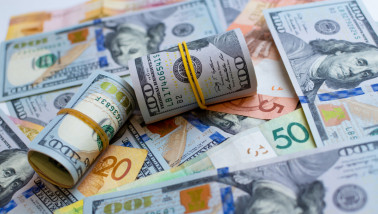 Bankbiljetten van euro’s en Amerikaanse dollars naast elkaar.