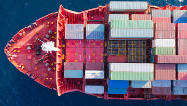 Groot containerschip dat vrachtcontainers over de oceaan vervoert