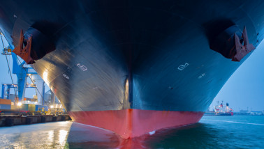 Groot containerschip dat vrachtcontainers over de oceaan vervoert
