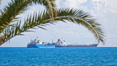 Schip geladen met palmolie voor transport over zee.