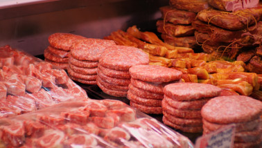 Assortiment vleesproducten in de vitrine