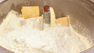 Bereiding van vers deeg, voor verwerking in bakkerij