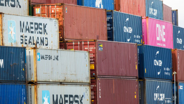 Gestapelde in een haven- of logistiek gebied.