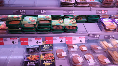 Verpakte vleesvervangers uitgestald in het koelschap van de supermarkt.