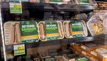 Verpakte vleesvervangers uitgestald in het koelschap van de supermarkt.