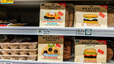 Verpakt vleesvervangers uitgestald in de supermarkt.