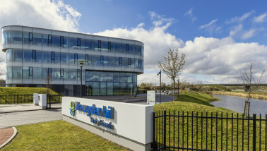 Hoofdkantoor van Vreugdenhil Dairy Foods met het bedrijfsgebouw en logo.