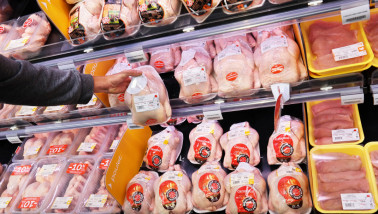 Verpakt vlees uitgestald in het koelschap van de supermarkt.