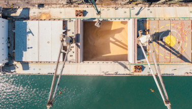 Graan dat wordt geladen in een vrachtschip voor transport over water.