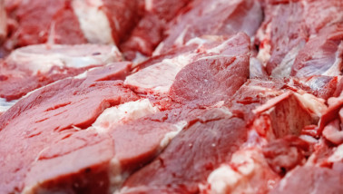 Slagerij met vers rundvlees uitgestald in de vitrine.