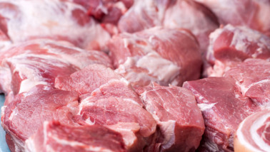 Slagerij met vers varkensvlees uitgestald in de vitrine.