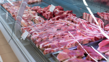 Slagerij met vers vlees uitgestald in de vitrine.