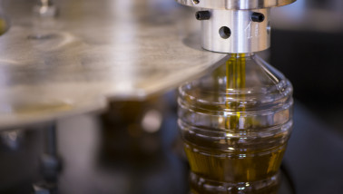 Productie van eetbare oliën in een industriële verwerkingsfabriek.