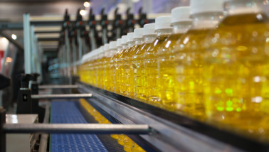 Productie van eetbare oliën in een industriële verwerkingsfabriek.