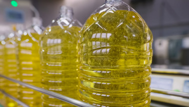 Productie van eetbare oliën in een industriële verwerkingsfabriek.